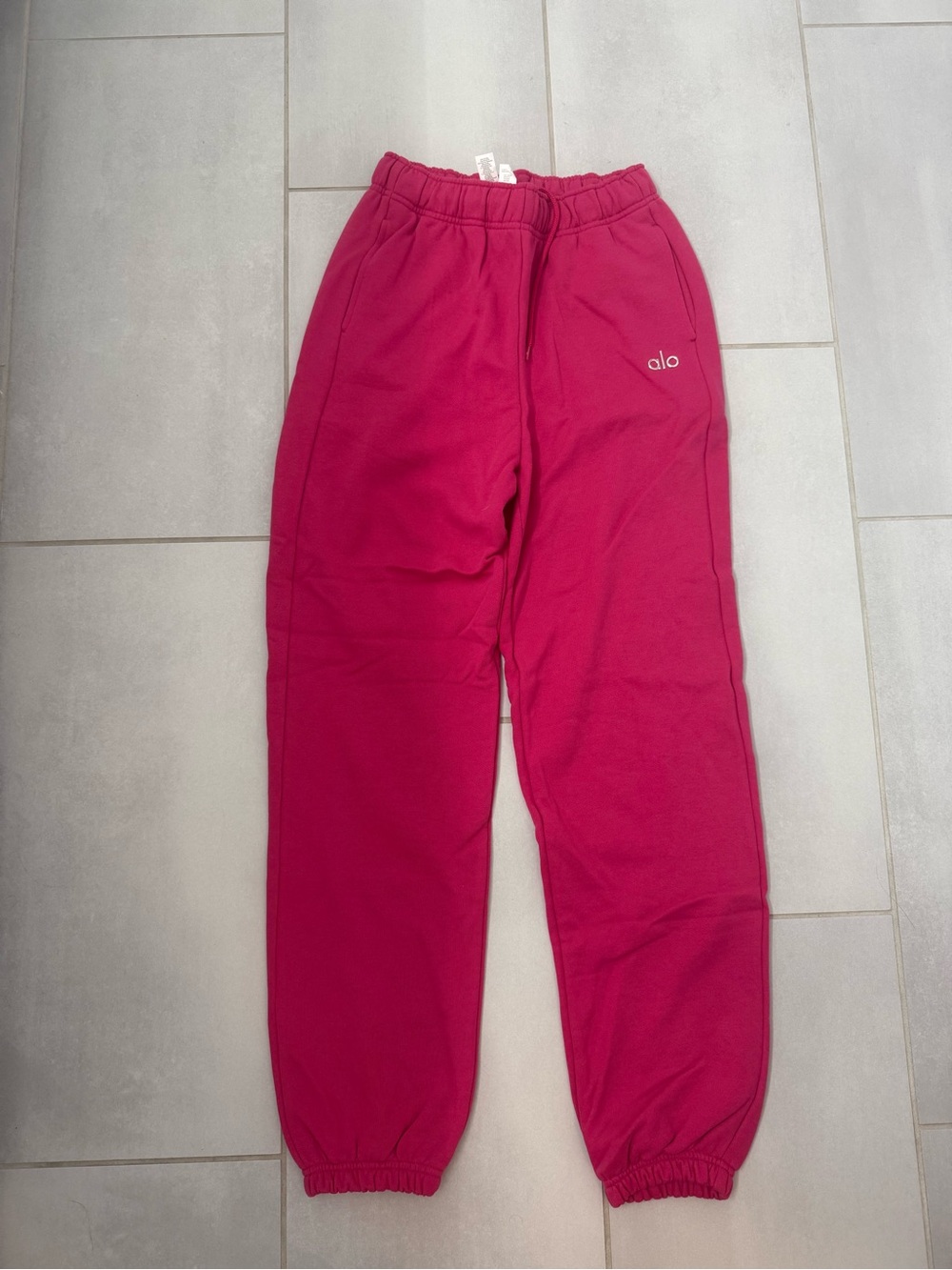 ALO Yoga WomenJoggers in Raspberry Pink